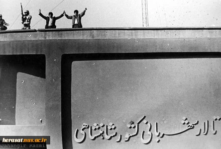 آهن آب دیده رنگ عوض نمی کند 

 چهره ی انقلاب را جنگ عوض نمی کند

 به دشمن علی بگو و کوری دو چشمتان

 پیرو خط رهبری رنگ عوض نمی کند

 دهه ی فجر مبارک