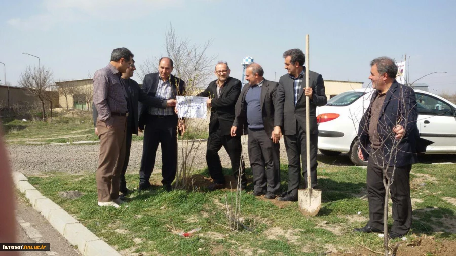 کاشت چند اصله درخت بمناسبت روز درختکاری در محوطه آموزشکده فنی پسران اردبیل 2