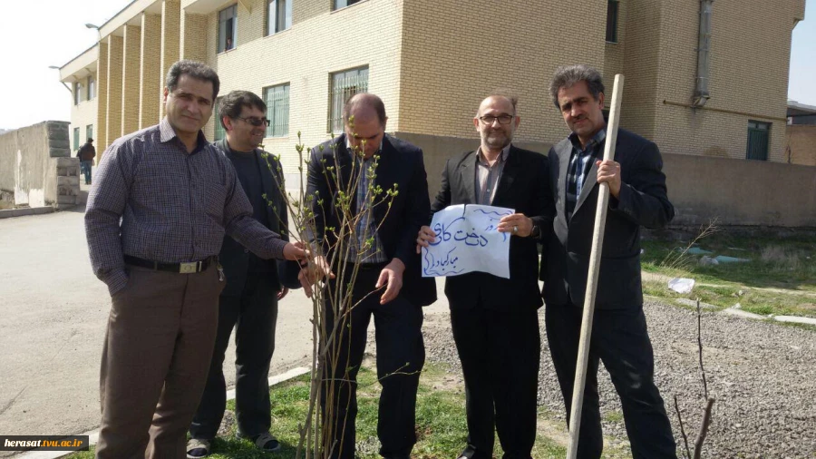 کاشت چند اصله درخت بمناسبت روز درختکاری در محوطه آموزشکده فنی پسران اردبیل 7