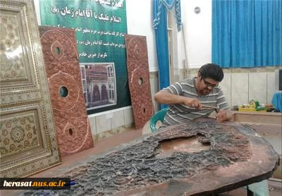 ساخت درب حرم امام حسن عسکری (ع) و سرداب غیبت امام زمان(عج) در لرستان/ وقتی هنرمند اذن کارش را از امام زمان (عج) می‌گیرد 2