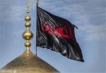 «گفته‌اند لحظه تعویض همین بیرق‌ها/صاحب چادر خاکی به حرم می‌آید» 
اهتزاز پرچم مشکیِ گنبد حرم امام حسین(ع)