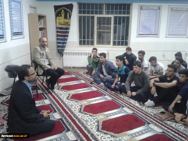دیدار   صمیمی ریاست مرکز و حراست با دانشجویان خوابگاه آموزشکده پسران خمین  
 در این دیدار ضمن پرسش و پاسخ دانشجویان با ریاست مرکز در خصوص مسائل مختلف ، حراست مرکز نیز پیرامون چگونگی مراقبت از اموال  در خوابگاه و عضویت در شبکه های اجتماعی و رفتار اجتماعی 