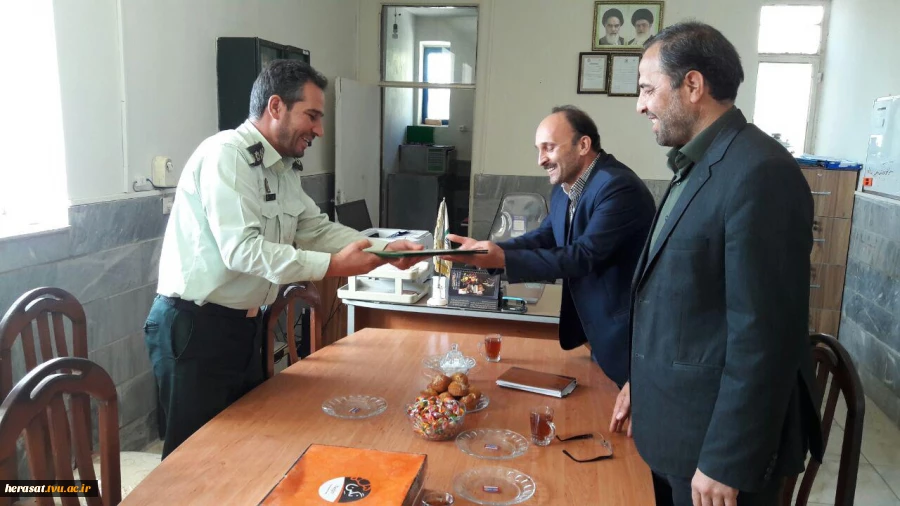 قدر دانی از زحمات نیروی انتظامی و تعامل با آنها در هفته نیروی انتظامی توسط ریاست و مسئول حراست آموزشکده فنی و حرفه ای خمین