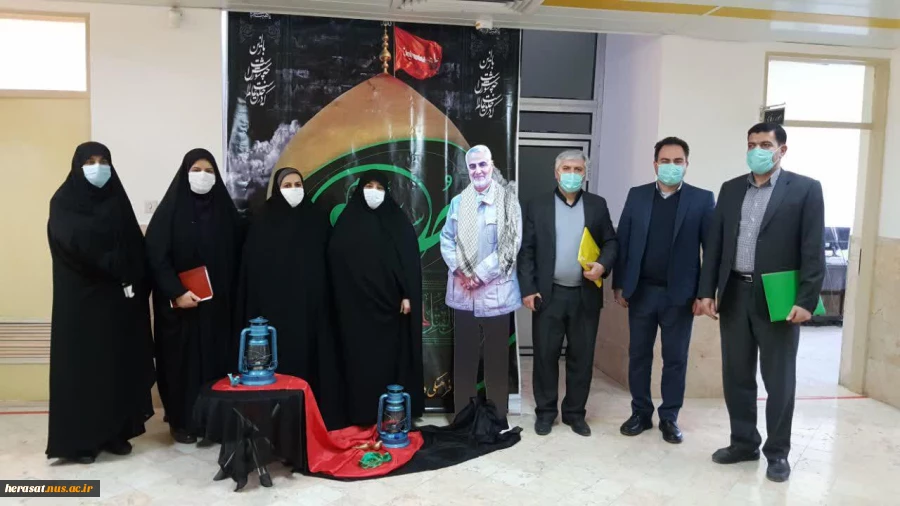 عکس یادگاری همکاران دفتر حراست مرکزی و همکاران دانشکده پسران و دختران اراک با تندیس سردار سرافراز دلها سردار شهید حاج قاسم سلیمانی  2